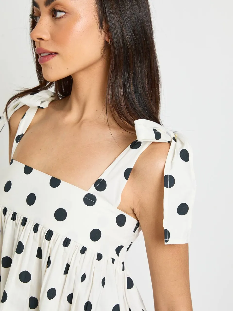 boohoo Dames Polkadot Mini Smock Jurk Met Strikbandjes Op De Schouders wit, foto 4