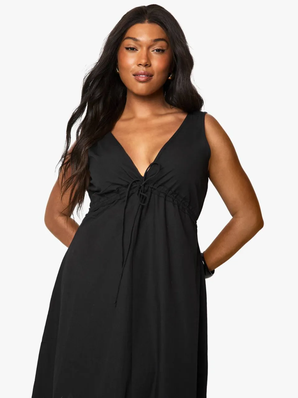 boohoo Dames Plus katoenen popeline geraffelde maxi-jurk met strikdetail zwart, foto 2