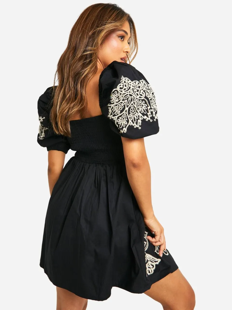 boohoo Dames Petite geborduurde mini jurk met puffmouwen zwart, foto 2