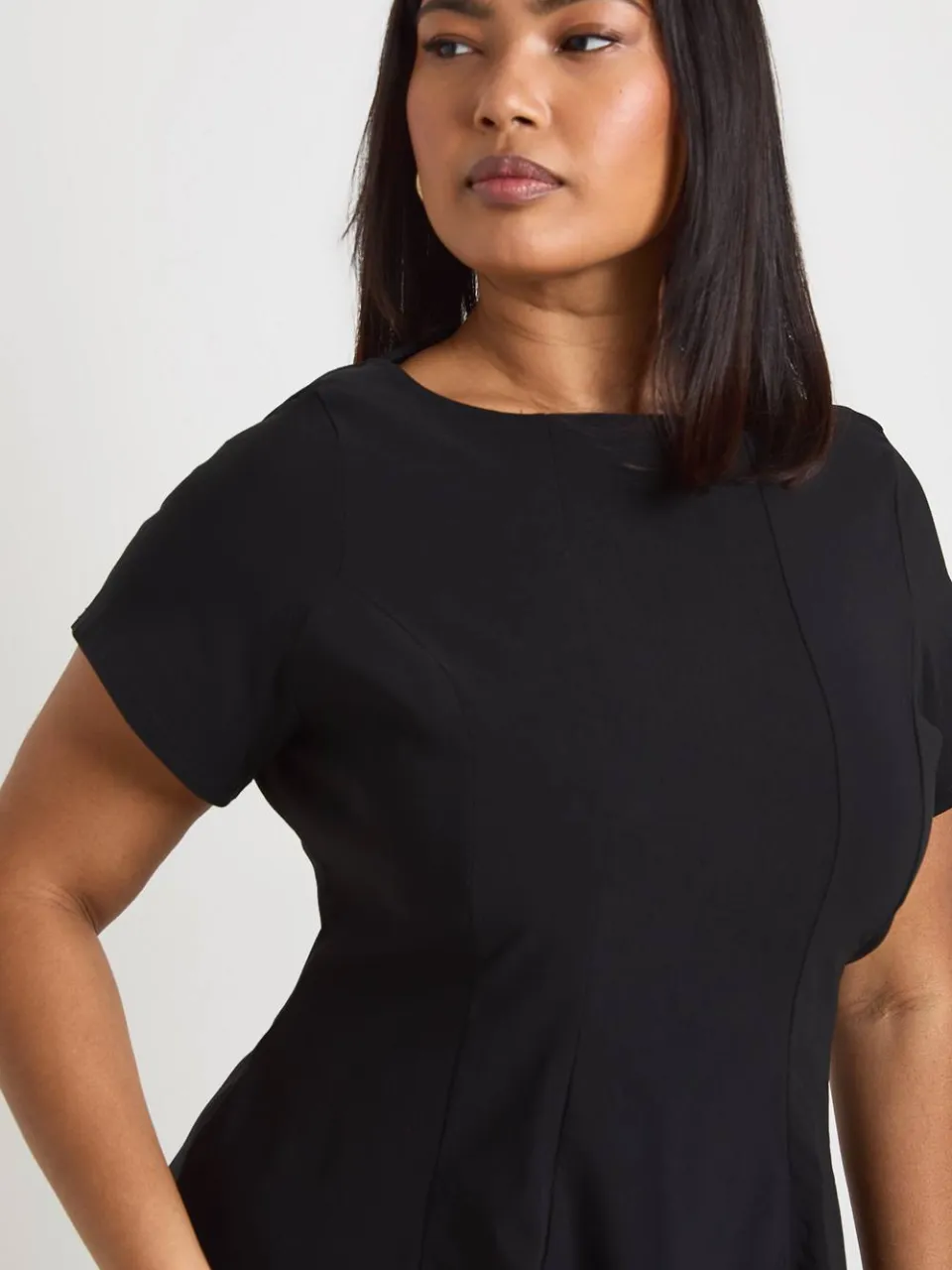 boohoo Dames Plus Bengaline Korte Mouw Geplooide Skater Jurk zwart, foto 4