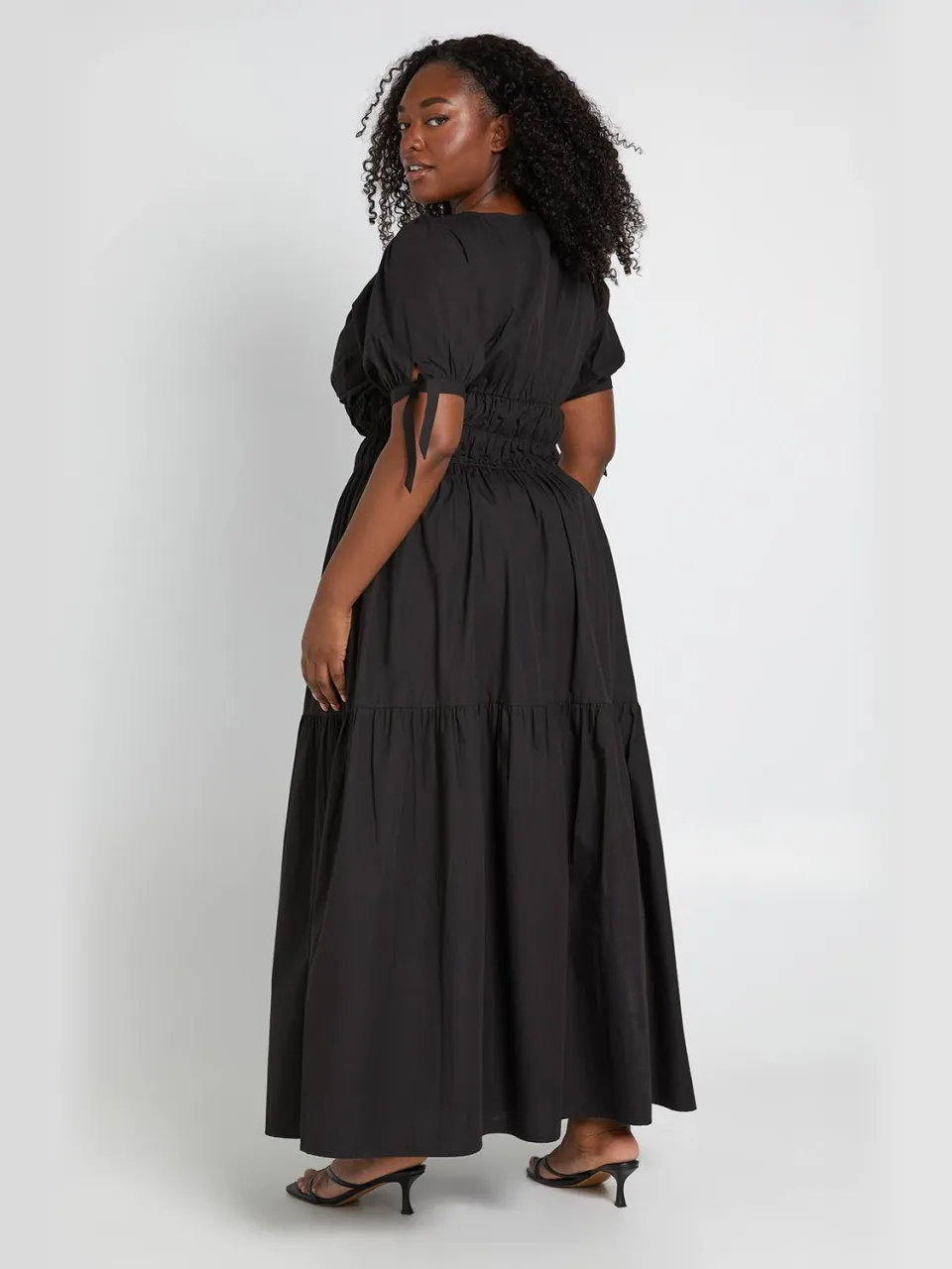boohoo Dames Plus Maxi Jurk Met Pofmouwen En V-hals zwart, foto 2