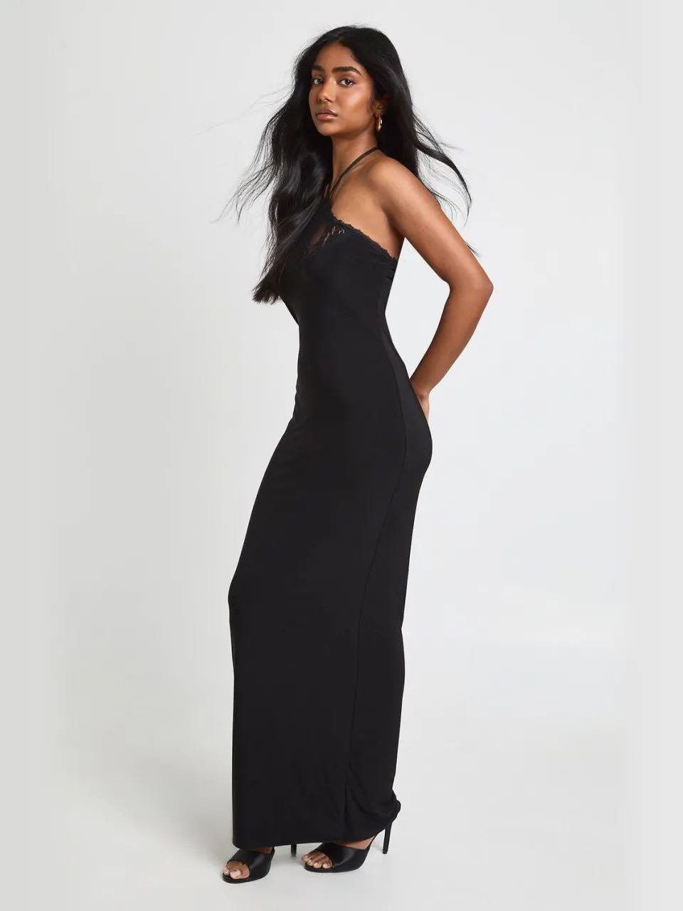 boohoo Dames Slinky Maxi Jurk Met Kanten Halterneck Detail zwart, foto 3