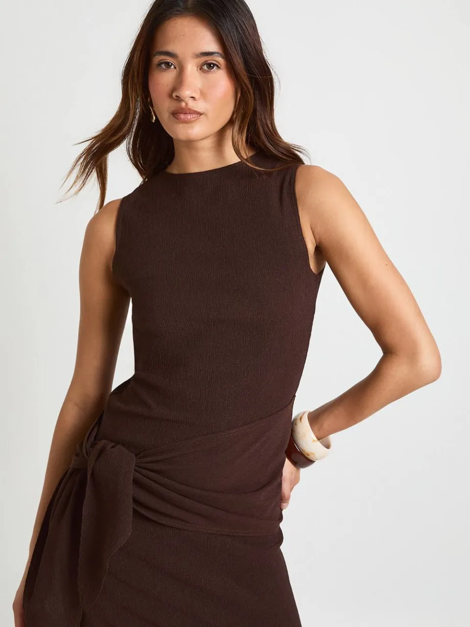 boohoo Dames Getextureerde Maxi-jurk Met Strikceintuur chocoladebruin, foto 3
