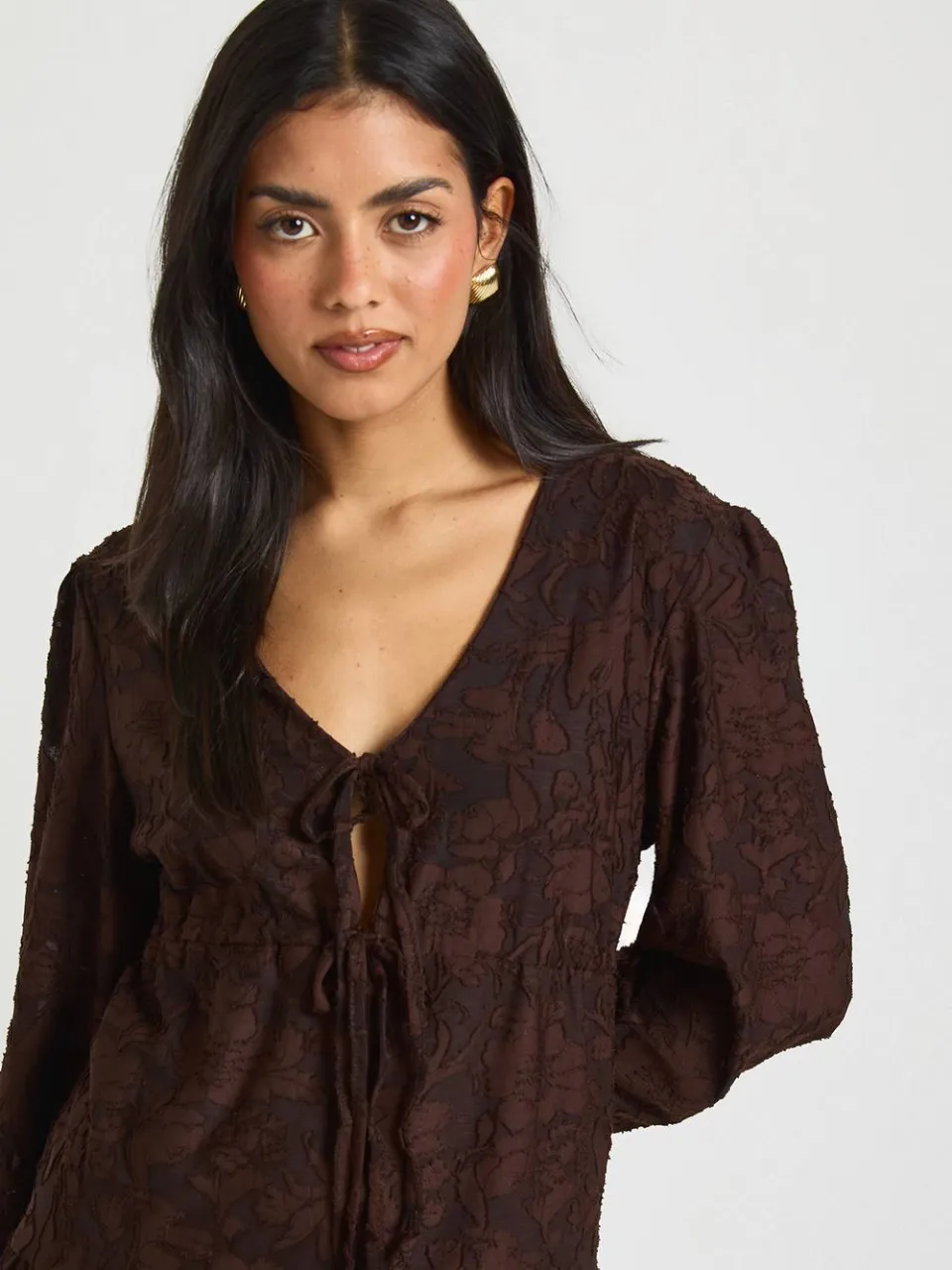 boohoo Dames Burnout Bloemen Strikjurk met Smokwerk chocoladebruin, foto 4