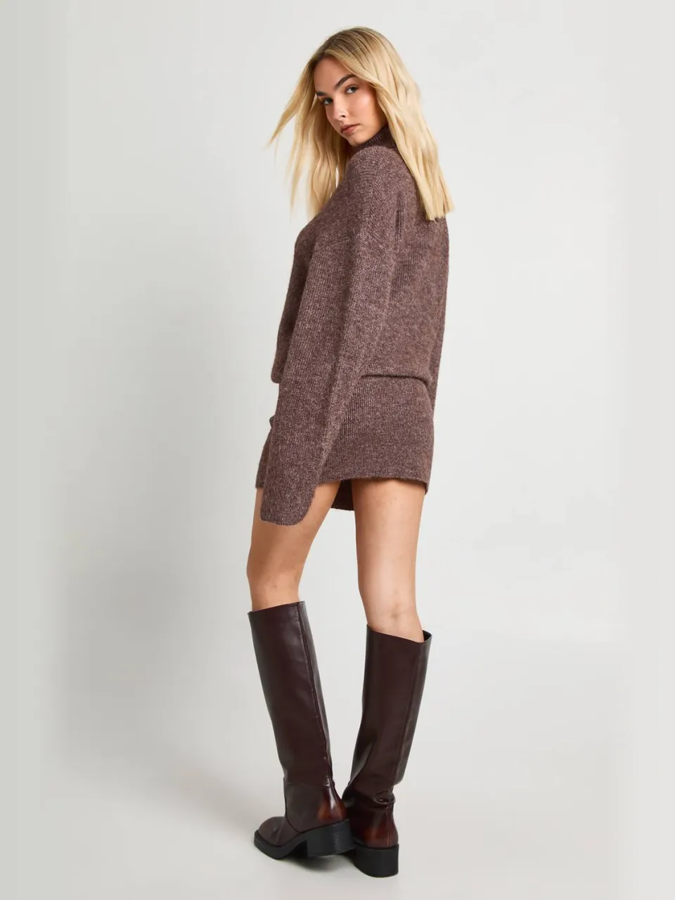 boohoo Dames Ingetrokken zoom Hoge Hals Gebreide Mini-jurk chocoladebruin, foto 2
