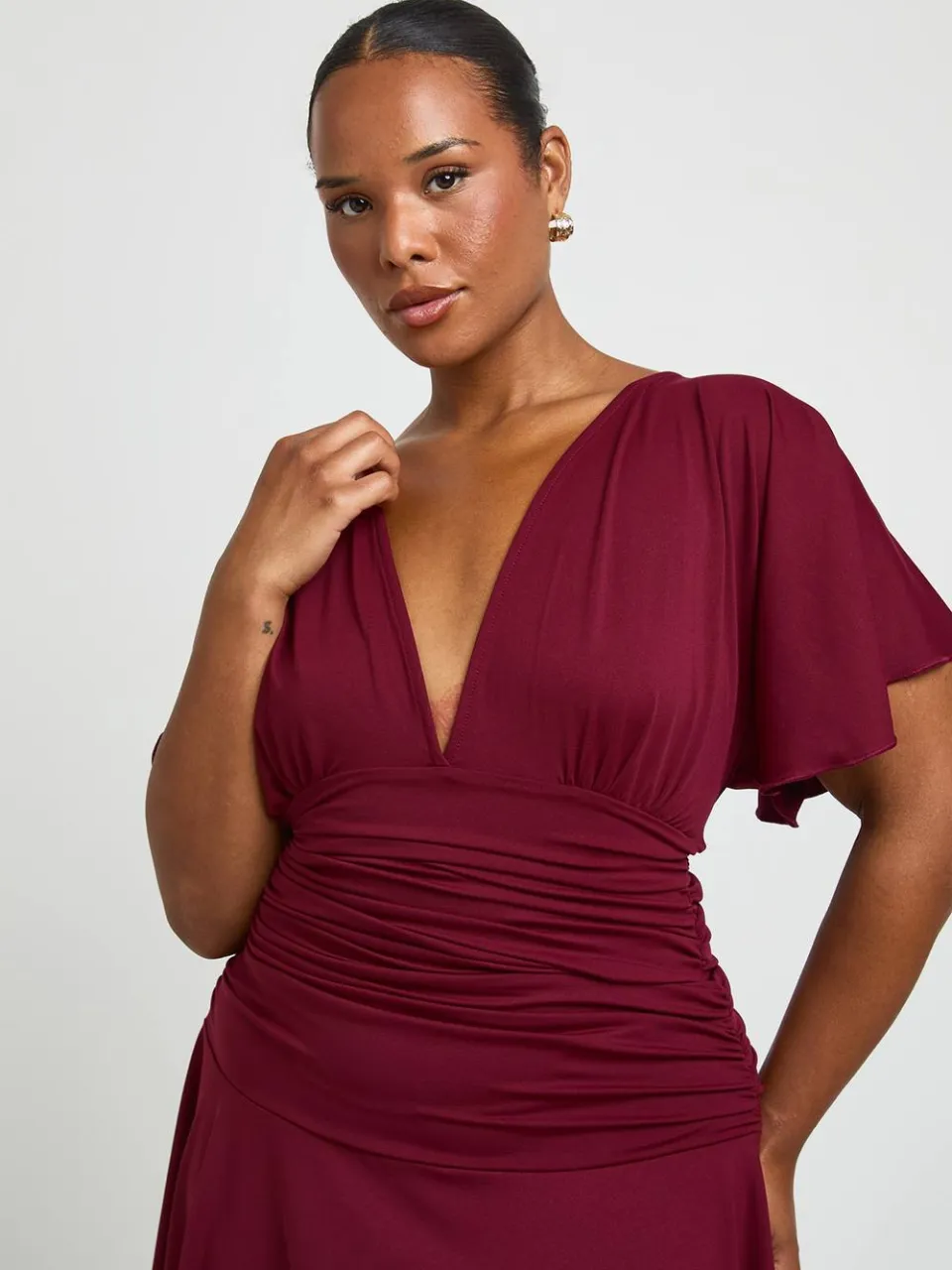 boohoo Dames Plus Super Zachte Midi-jurk Met Engelenmouwen En Gerimpelde Taille bordeaux rood, foto 4