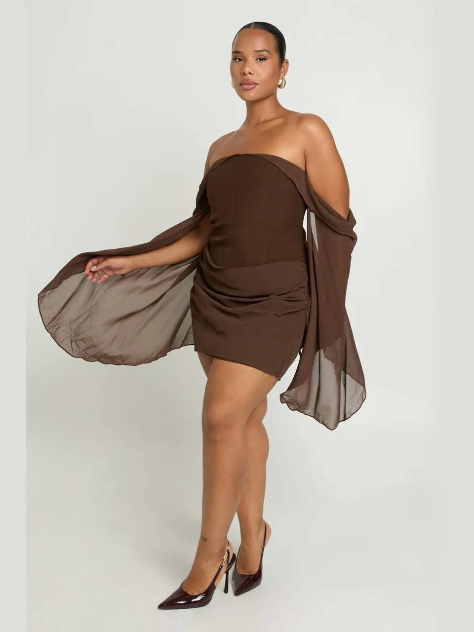 boohoo Dames Plus Bardot Uitlopende Mouw Gedrapeerde Rok Corset Mini Jurk chocoladebruin, foto 2