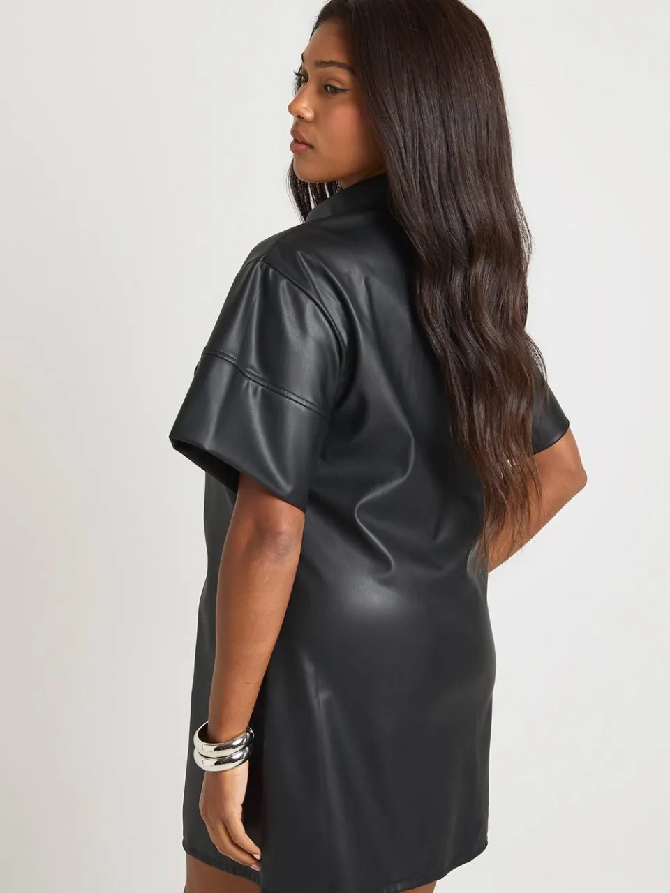 boohoo Dames Plus PU Mini Jurk met korte mouwen en knoopsluiting zwart, foto 2