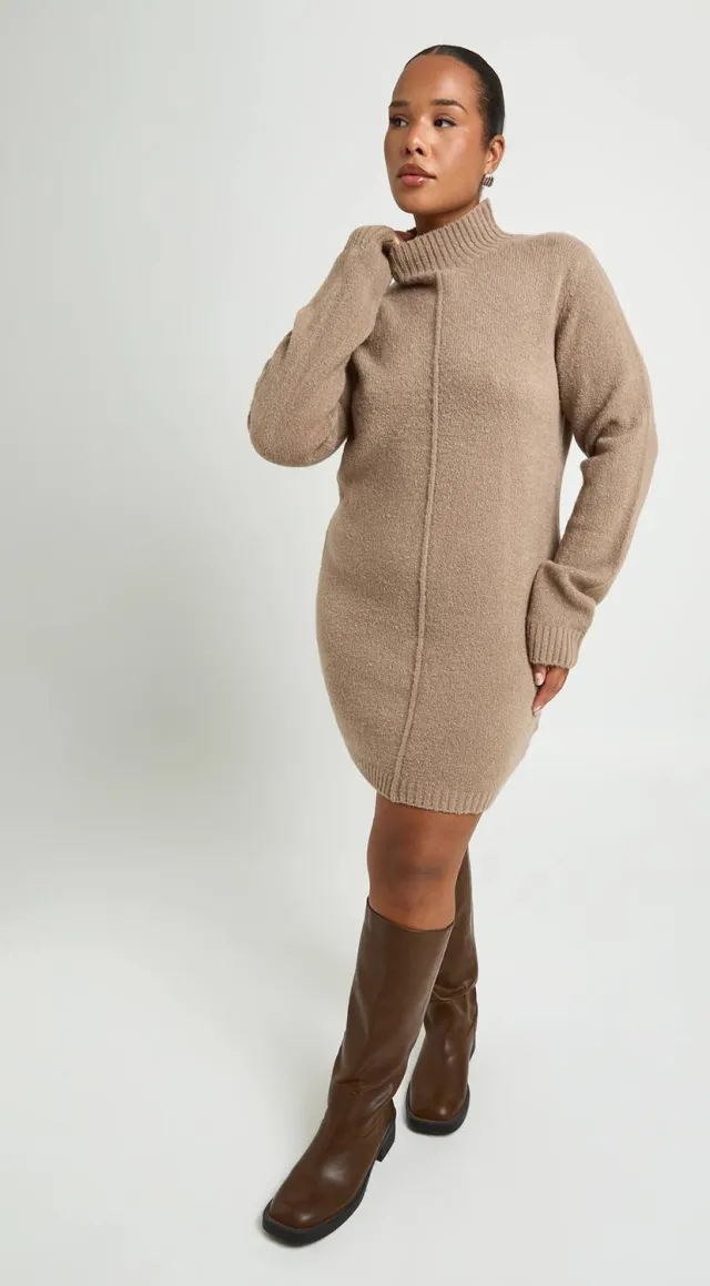 boohoo Dames Plus Trui-jurk Met Hoge Hals En Naaddetail In Gebreide Mini-lengte Taupe