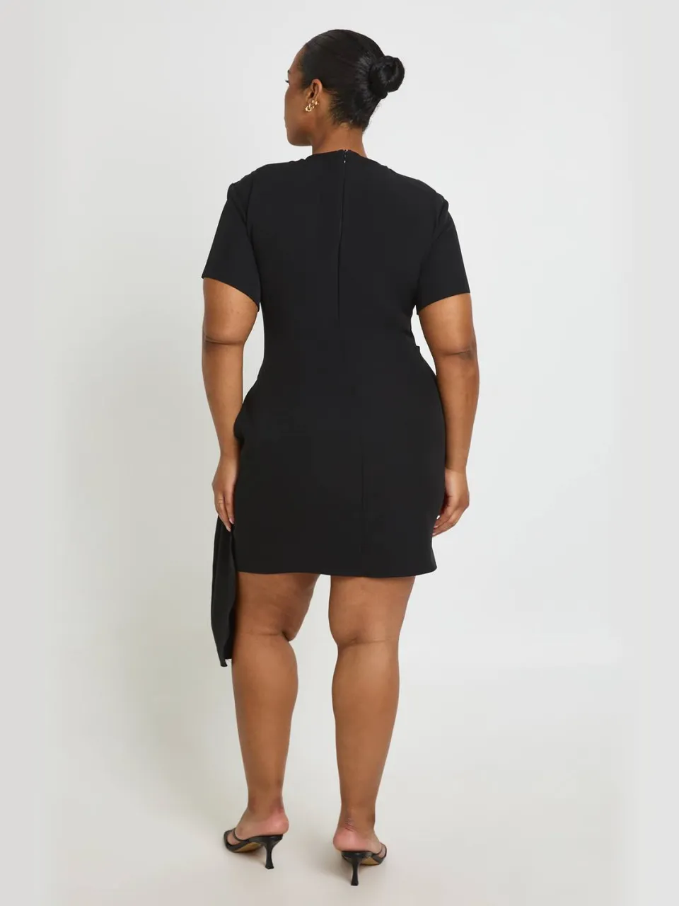 boohoo Dames Plus Mini-jurk Met Trim Detail Gedrapeerde Schouderpad zwart, foto 2
