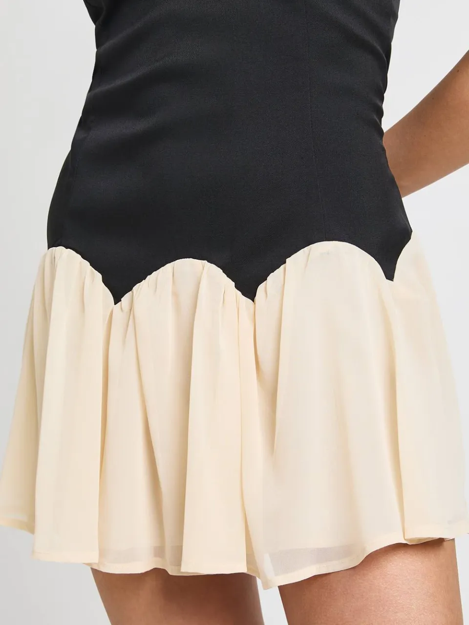 boohoo Dames Contrasterende Mini-jurk Met Verlaagde Zoom zwart, foto 4