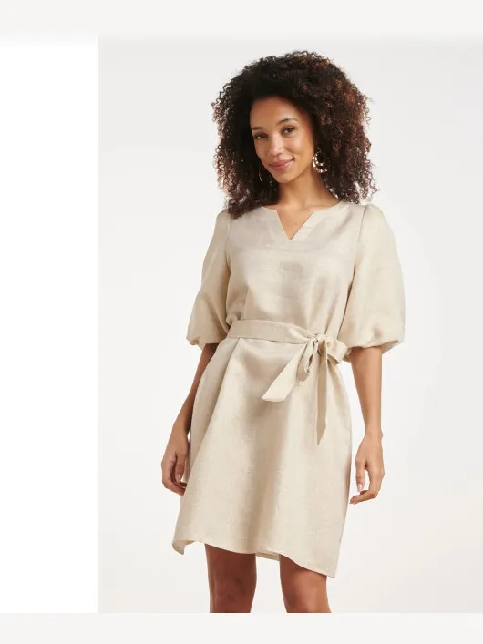 Smashed Lemon Jurk met metallic glans en tailleceintuur Beige