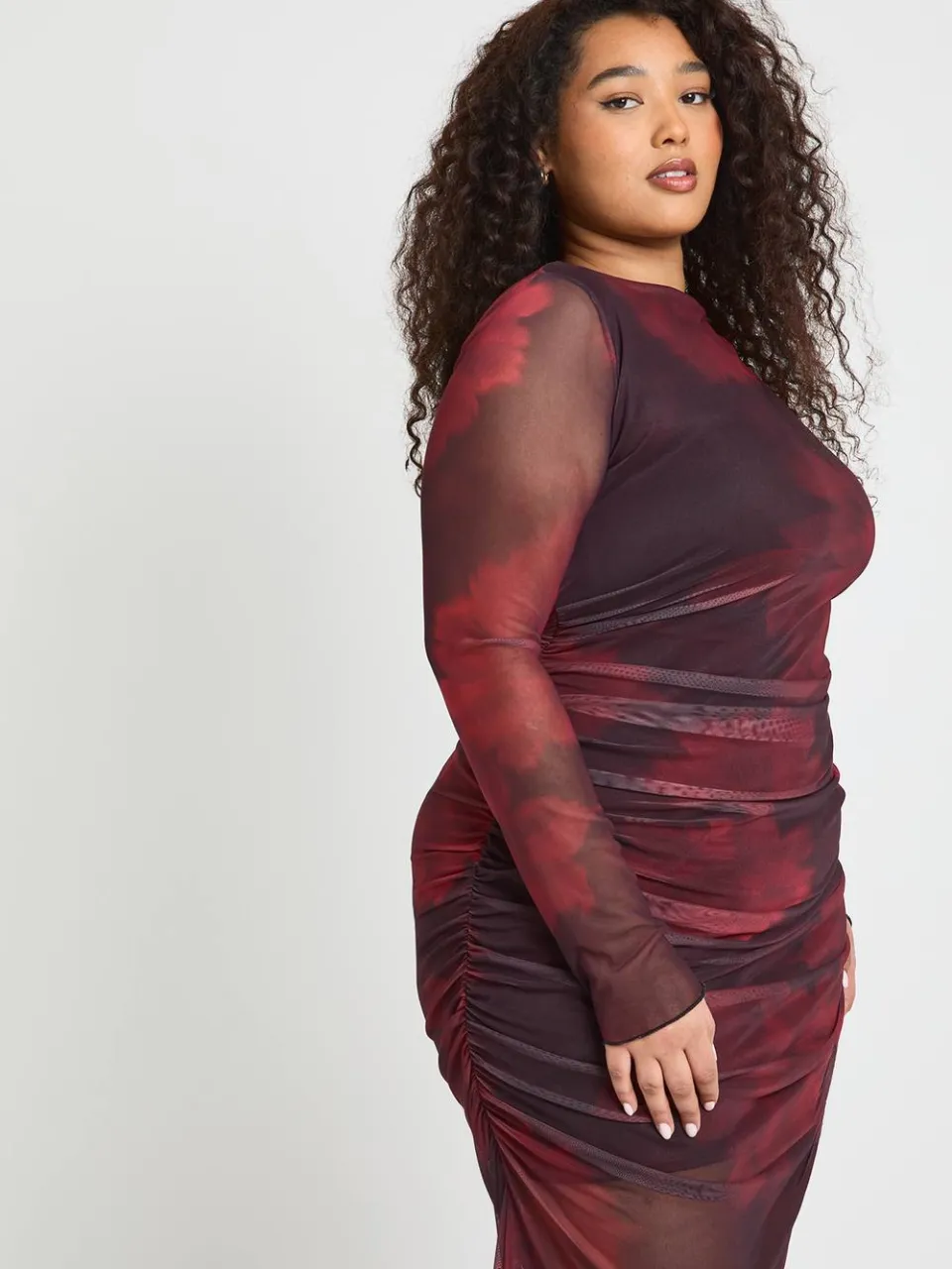 boohoo Dames Plus Gebloemde Geplooide Mesh Maxi Jurk rood, foto 3