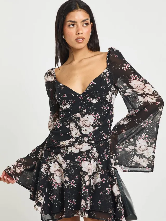boohoo Dames Bloemenprint Gerimpelde Sweetheart Geplooide Skater Jurk Zwart