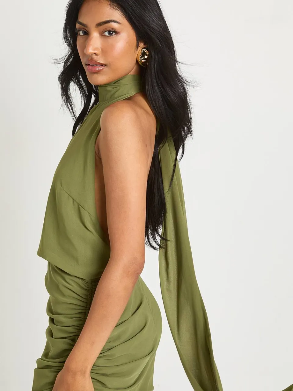 boohoo Dames Chiffon Halterneck Minijurk olijf, foto 3