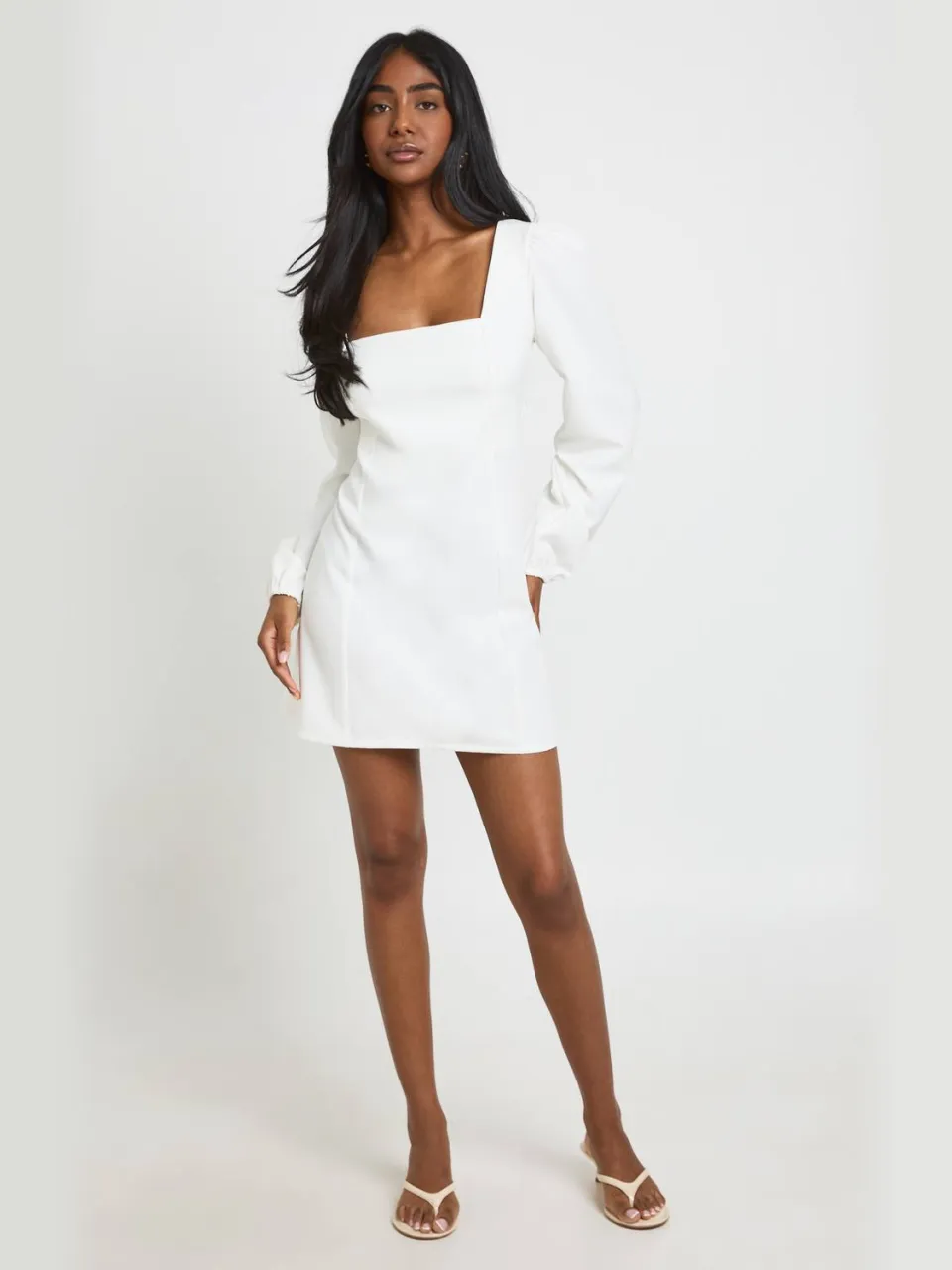 boohoo Dames Mini Jurk Met Volumineuze Mouwen En Uitlopende Rok Crème