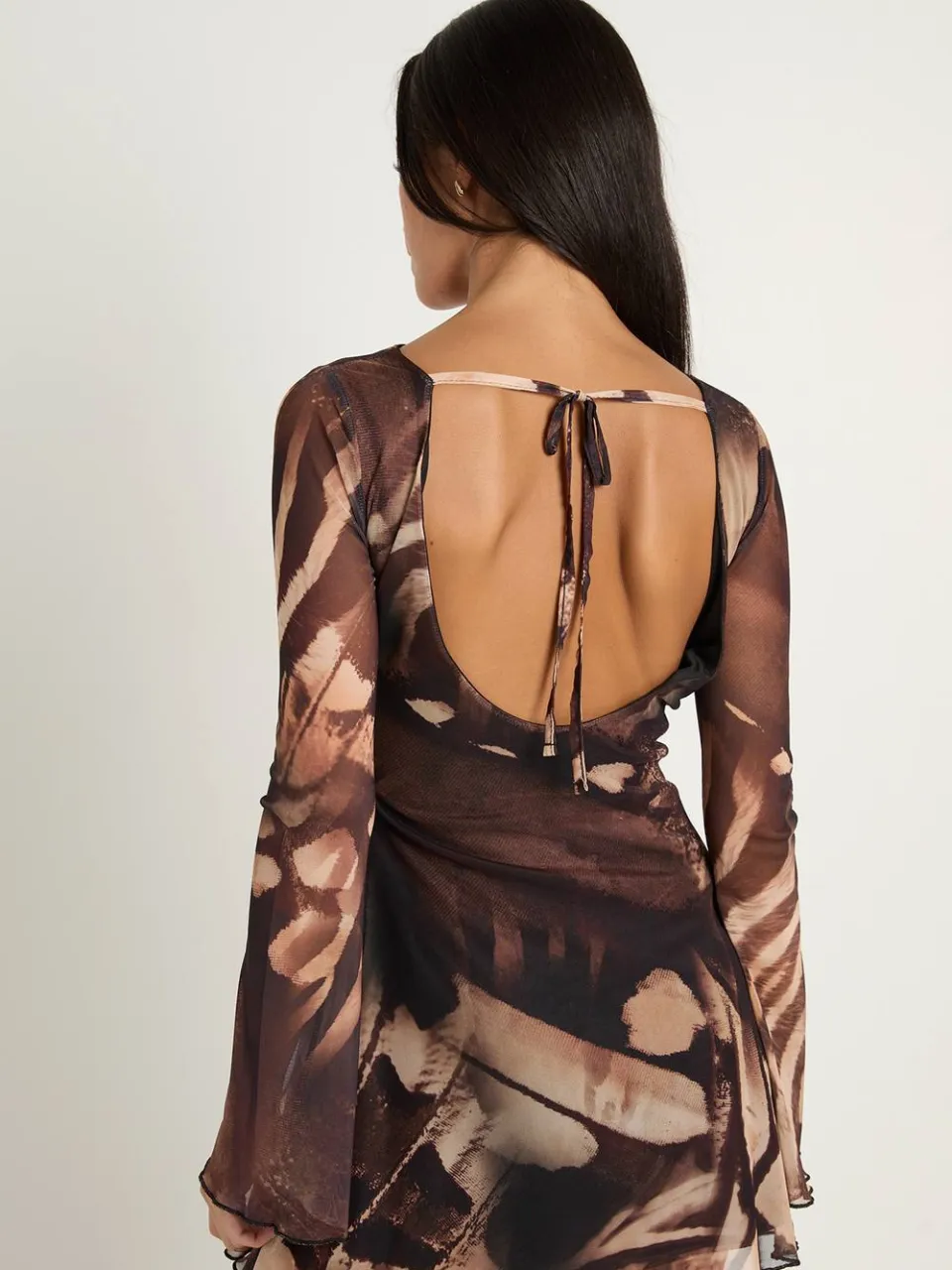 boohoo Dames Abstract gaas mini-jurk met uitlopende mouwen zwart, foto 3