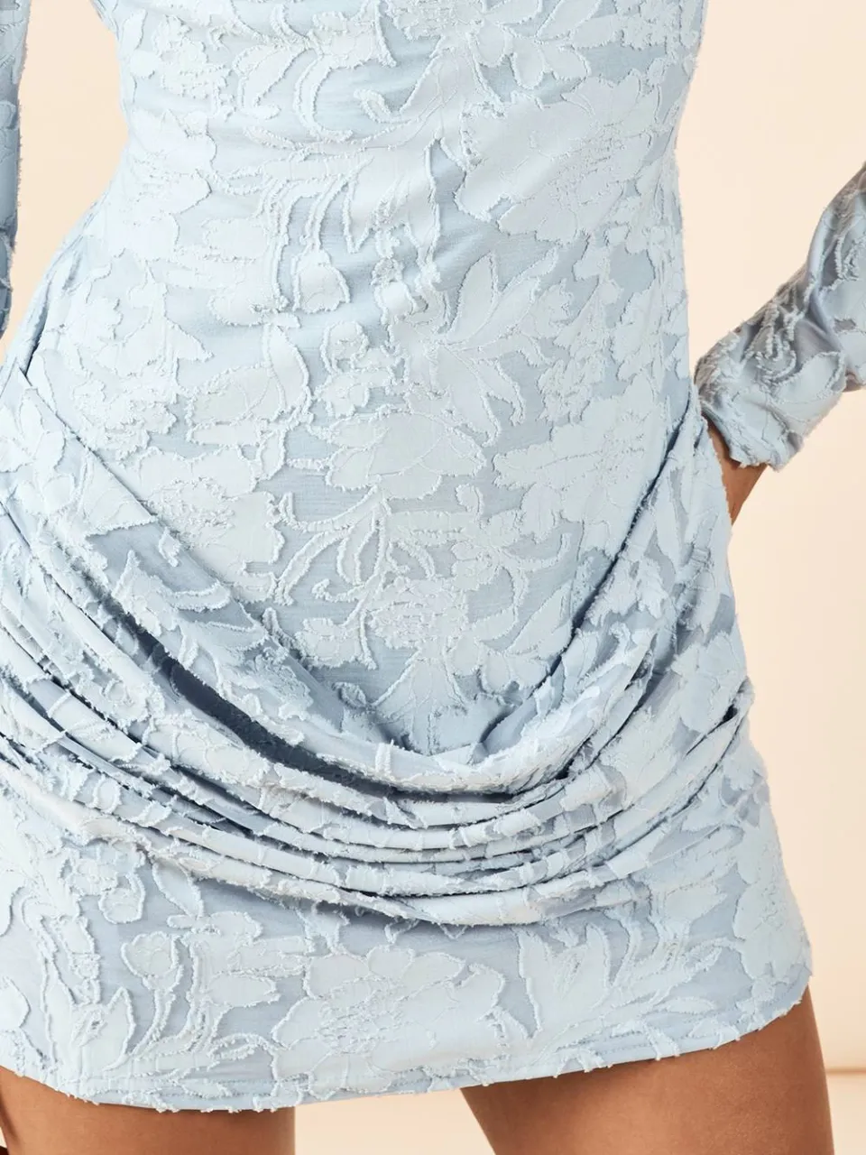 boohoo Dames Burnout Bloemen Lange Mouw Drape Voorzijde Bodycon Jurk babyblauw, foto 4