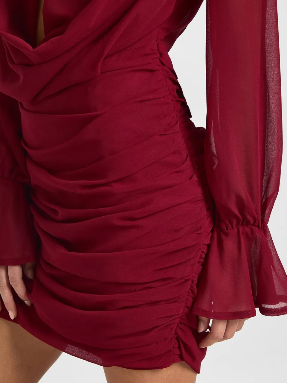 boohoo Dames Chiffon Cowl Neck Blousejurk bordeaux rood, foto 4