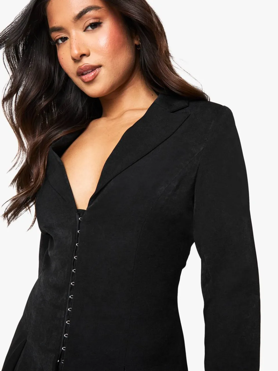 boohoo Dames Petite op maat gemaakte blazerjurk met haak- en oogdetail en getailleerde taille zwart, foto 3