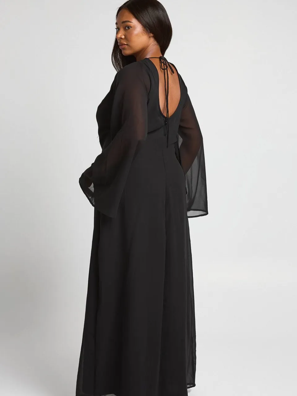 boohoo Dames Plus Chiffon Maxi Jurk Met Waterval Hals En Lange Mouwen zwart, foto 2