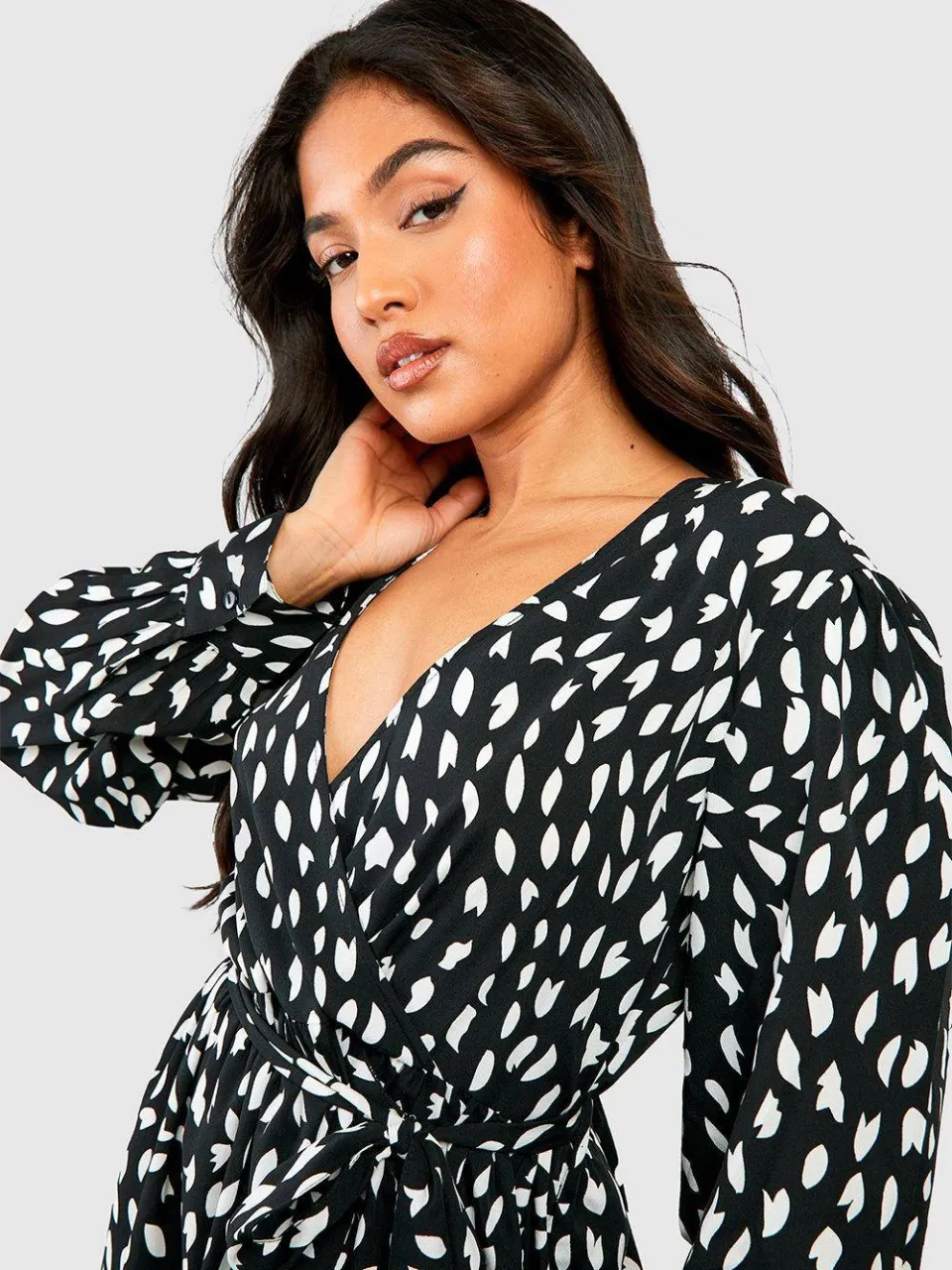 boohoo Dames Petite Smudge Print Ruffle Geweven Wikkeljurk zwart, foto 4