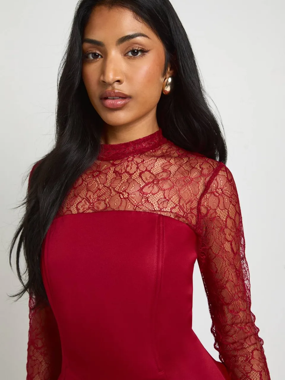 boohoo Dames Gestructureerde mini-jurk met hoge hals, kant en satijn bordeaux rood, foto 4