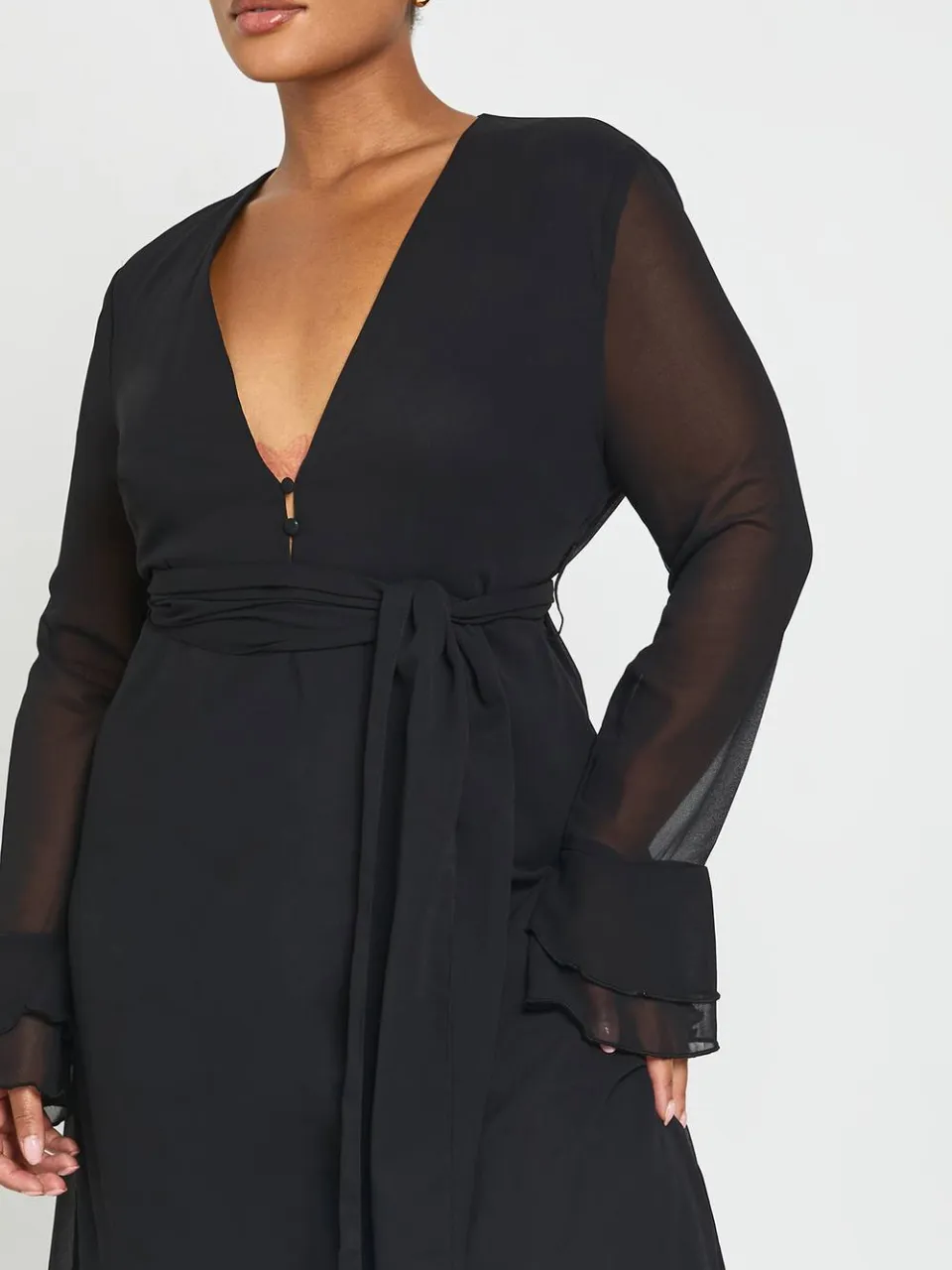 boohoo Dames Plus Maxi Jurk Met Print, Knoopdetail En Ruches Aan De Mouwen zwart, foto 2
