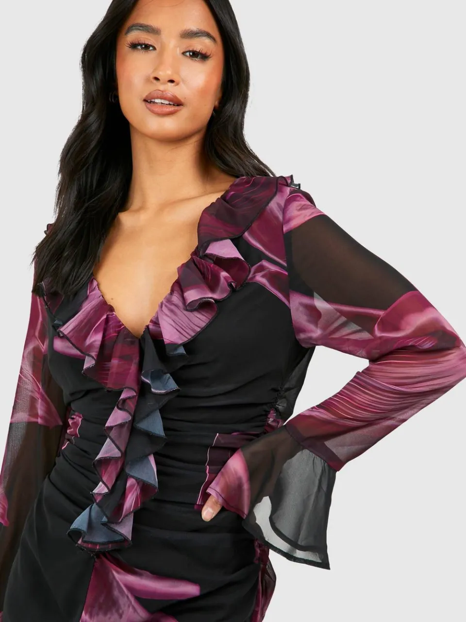 boohoo Dames Petite Donker Bloemen Ruffle Geruched Geweven Midaxi Jurk violet, foto 2