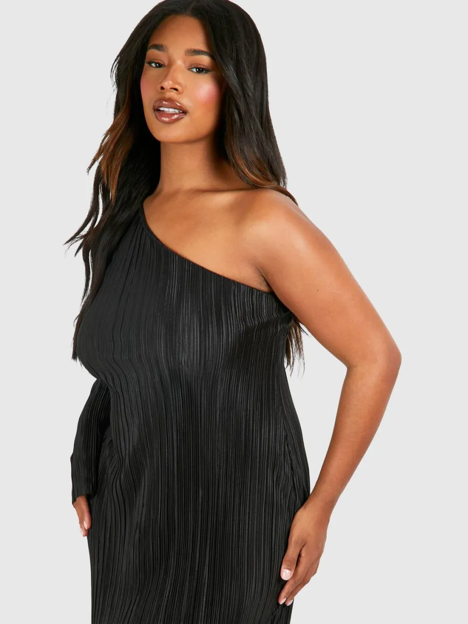 boohoo Dames Plus Plisse Off Shoulder Split Midi Jurk zwart, foto 2