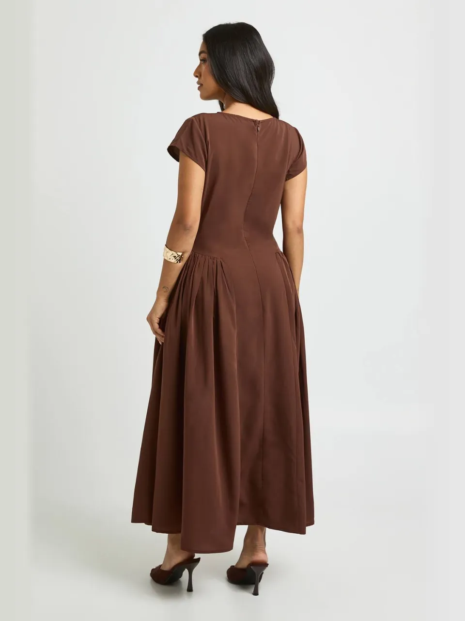 boohoo Dames Petite Getextureerde Volumineuze Rok Midaxi Jurk chocoladebruin, foto 3