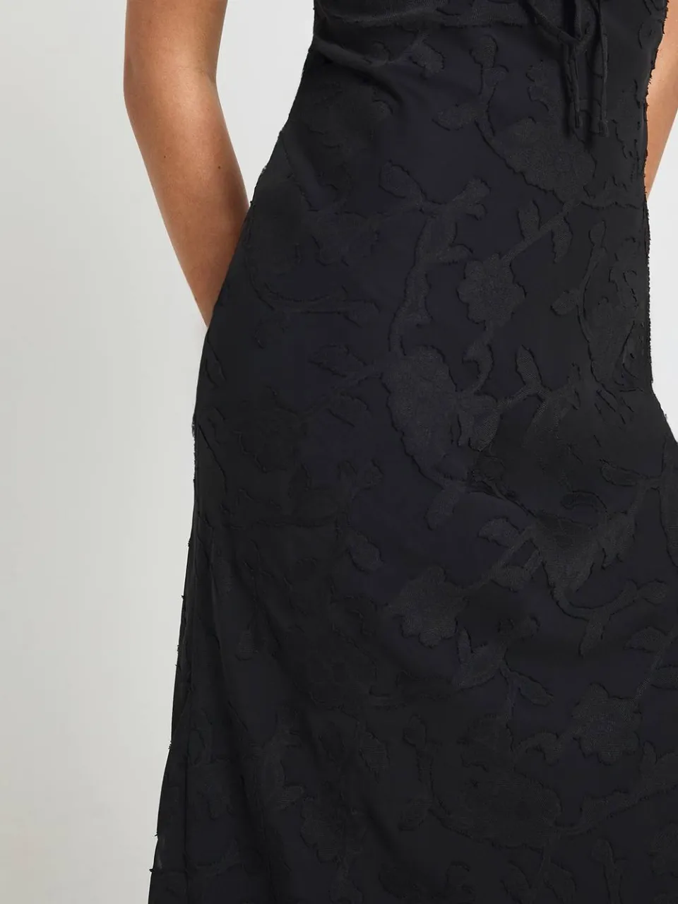 boohoo Dames Bloemen Burnout Ruffle Band Slip Jurk zwart, foto 4
