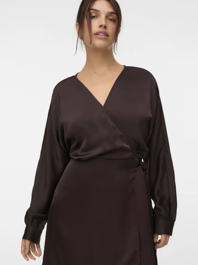 Vero Moda Curve x Wehkamp mini satijnen wikkeljurk Plus Size - donkerbruin, foto 5