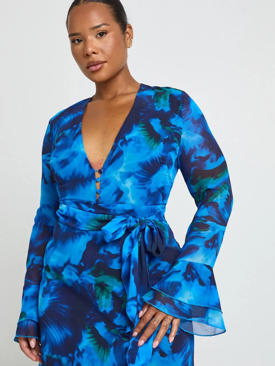 boohoo Dames Plus Maxi Jurk Met Print, Knoopdetail En Ruches Mouwen blauw, foto 3
