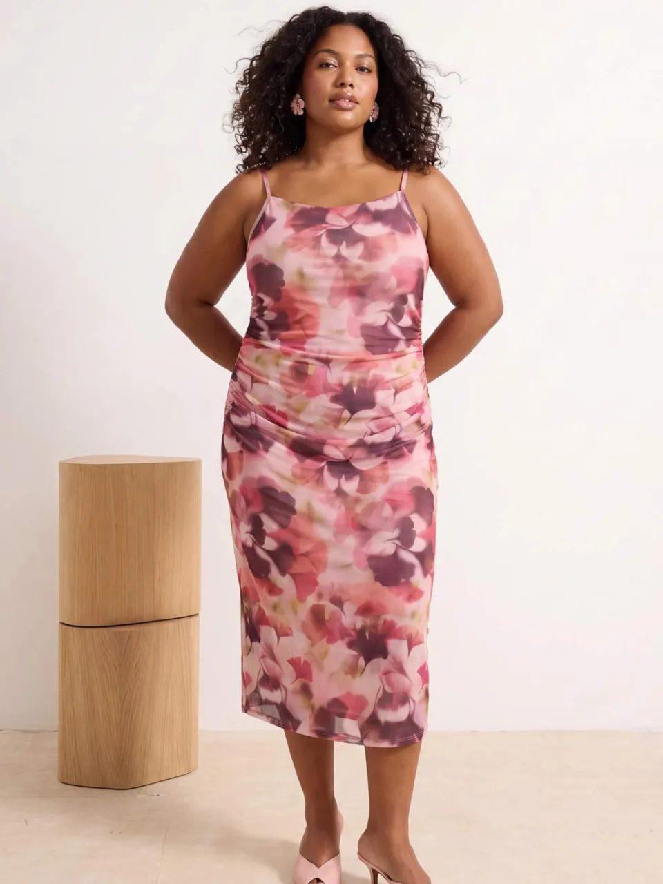 Trendyol Curve Dames Roze Bloemen Midi Mouwloos Recht Grote maten Jurk