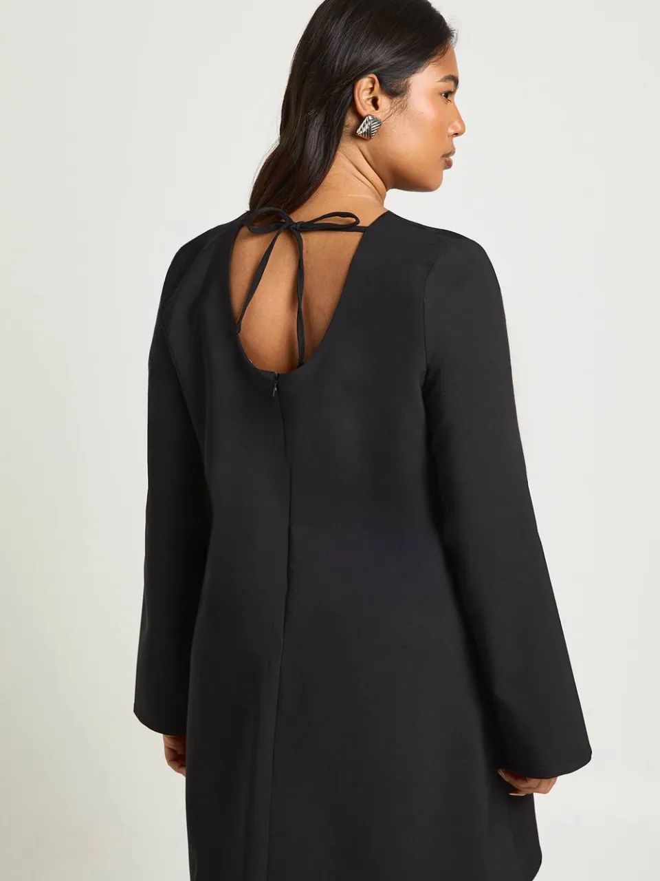 boohoo Dames Plus Wijdvallende Mouwen Strikband Rug Shift Jurk zwart, foto 3
