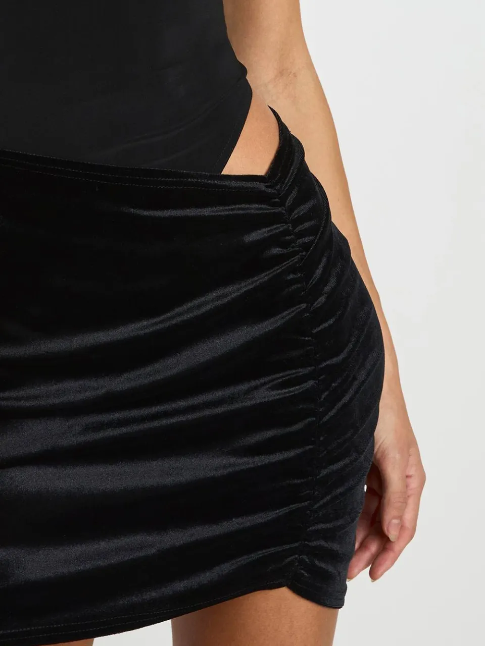 boohoo Dames Lange fluwelen mini-jurk met kapmouwen zwart, foto 4