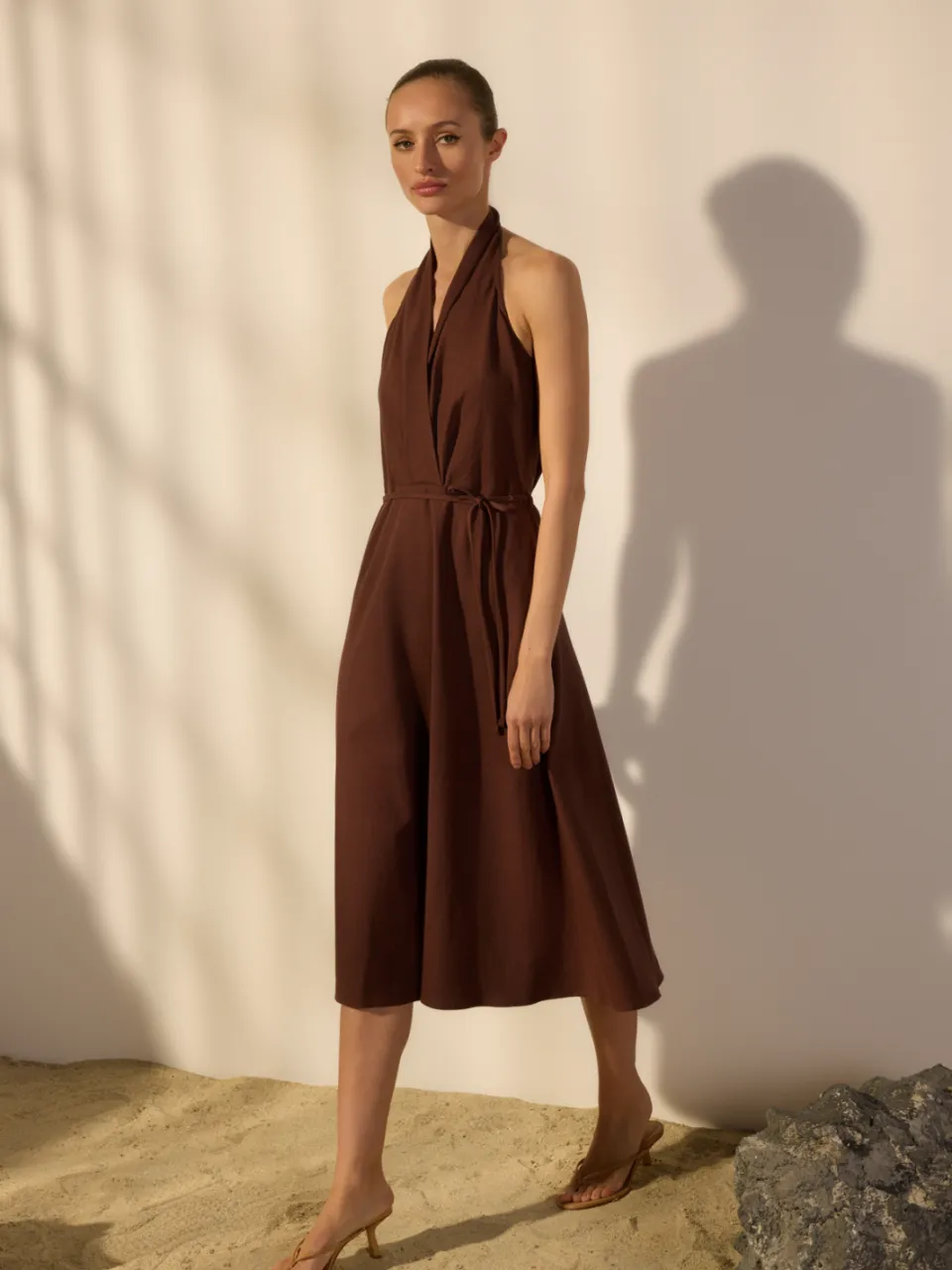 Trendyol TRENDYOLMİLLA Dames Bruin Effen Midi Mouwloos Casual Skater Jurken, foto 2