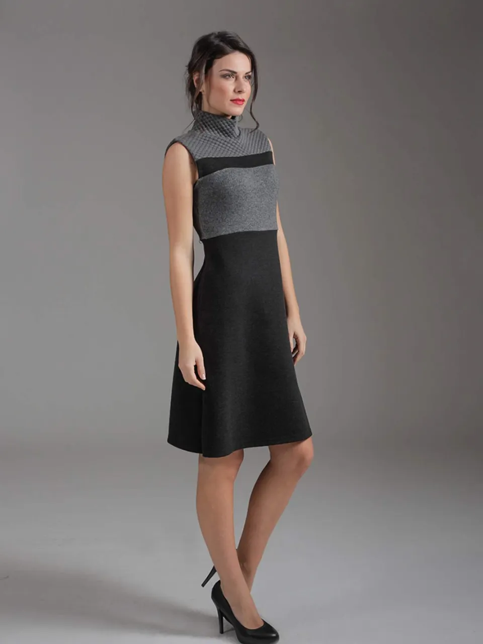 Conquista Three Fabric Mouwloze Jersey Jurk in Grijstinten, foto 2