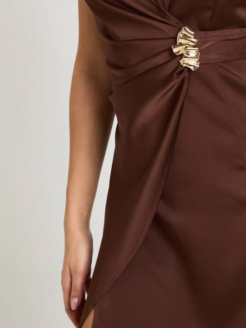 boohoo Dames Satijnen Mini Jurk Met Gedrapeerde Voorkant En Trim Details chocoladebruin, foto 4