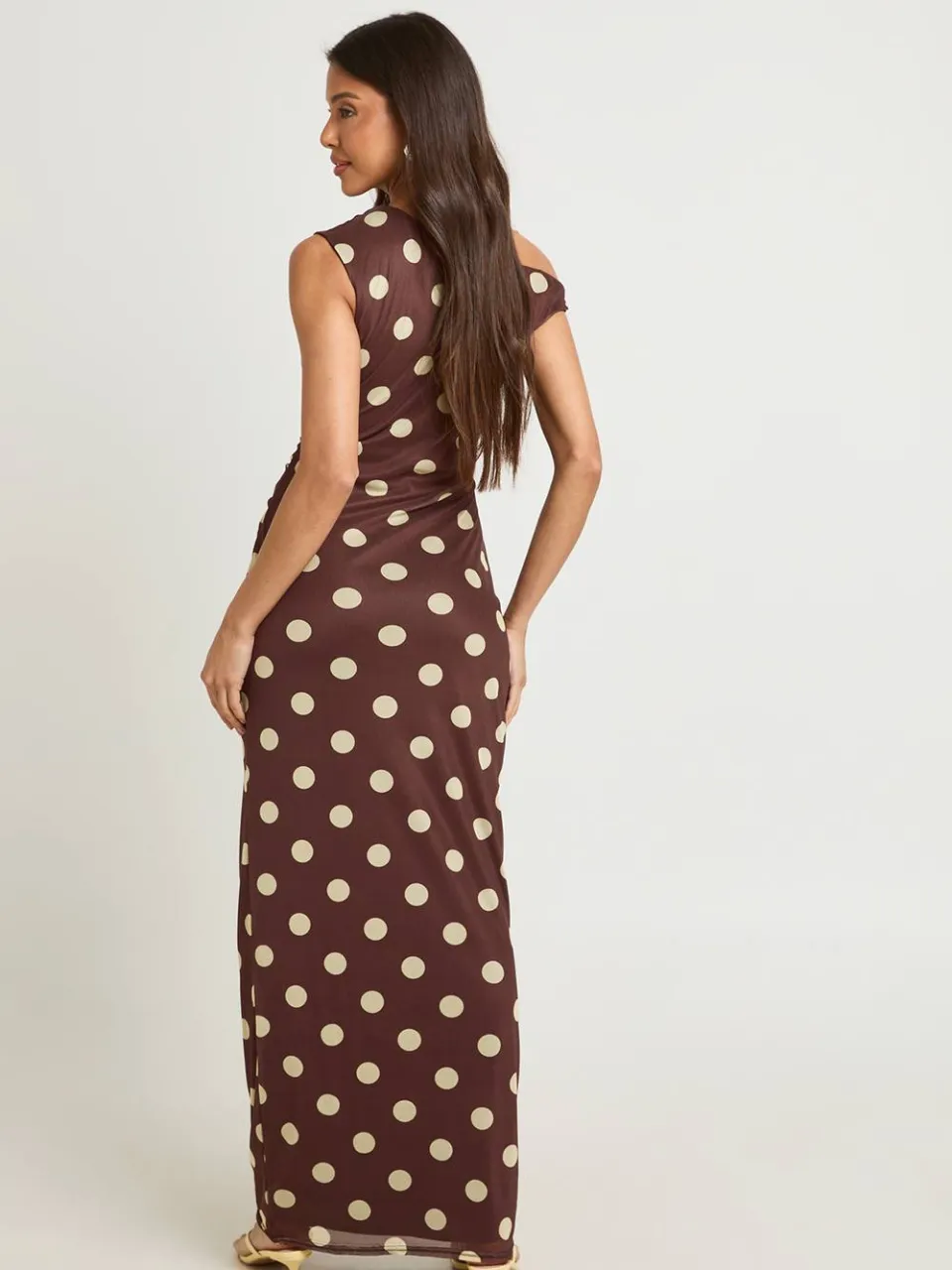 boohoo Dames Toon-op-toon Polkadot Maxi Jurk Met Asymmetrische Halslijn chocoladebruin, foto 3
