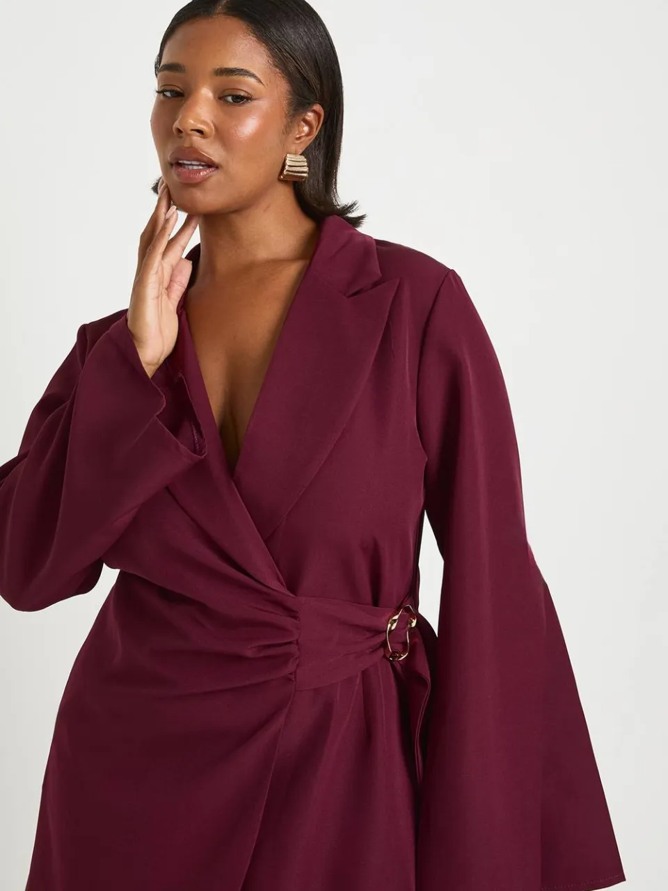 boohoo Dames Plus gespdetail gebonden taille getailleerde blazerjurk bordeaux rood, foto 4