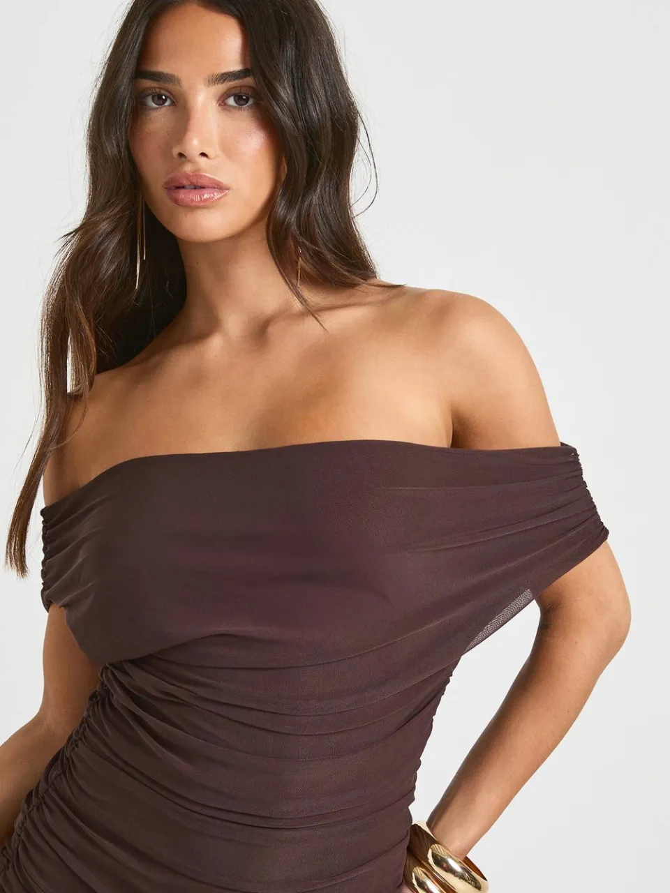 boohoo Dames Afgeschouderde mesh maxi-jurk chocoladebruin, foto 2