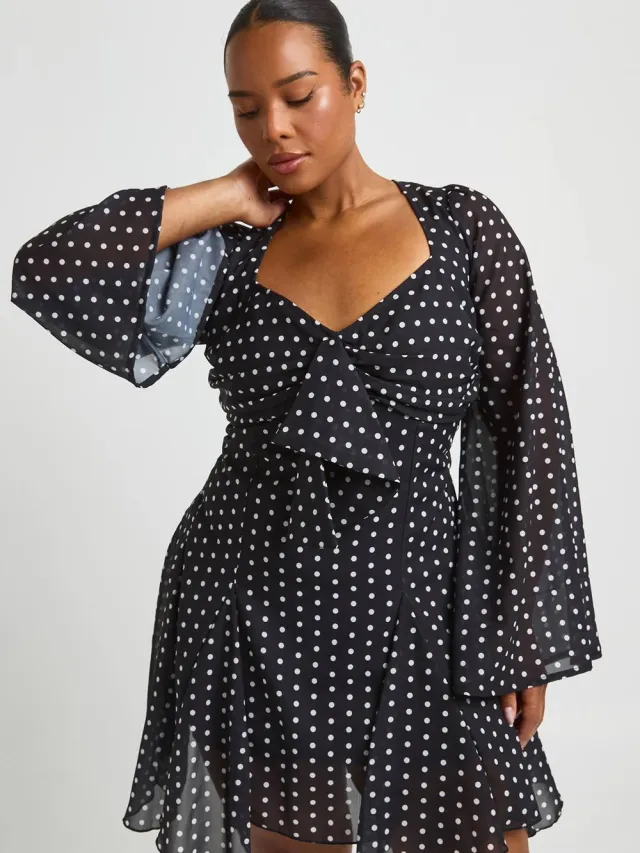 boohoo Dames Plus Polkadot Godet Zoom Mini Jurk Zwart