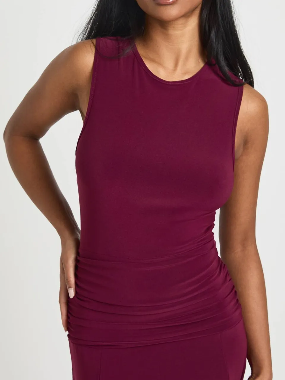 boohoo Dames Slinky Mouwloze Asymmetrische Zoom Midi Jurk bordeaux rood, foto 4