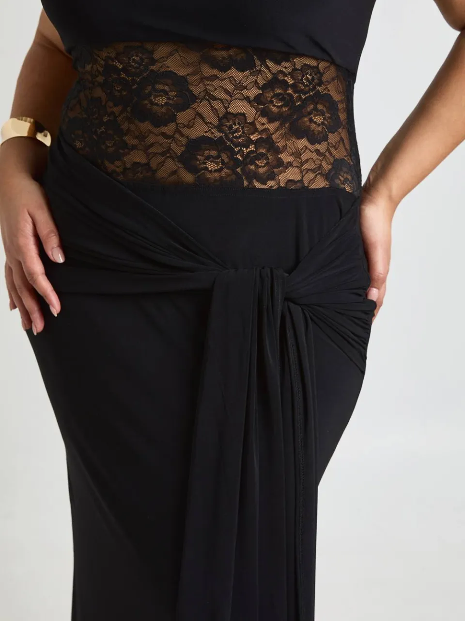 boohoo Dames Plus Maat Racerback Kanten Paneel Strik Draperie Maxi Jurk zwart, foto 3