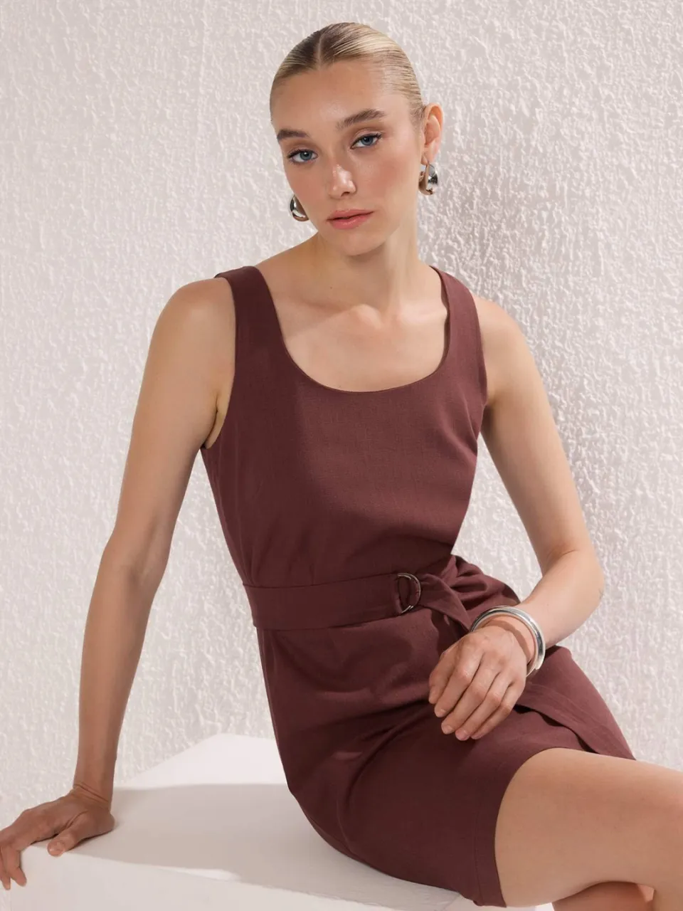 Trendyol TRENDYOLMİLLA Dames Bruin Effen Kort / Mini Mouwloos Casual A-lijn Jurken, foto 2