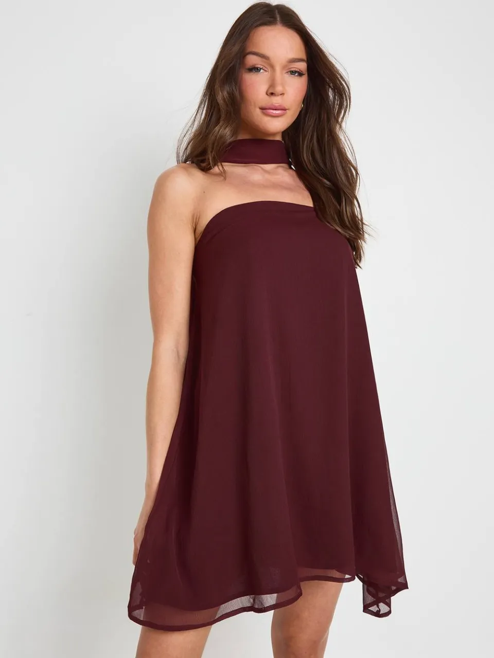 boohoo Dames Trapeze Mini Jurk Met Sjaalkraag Detail chocoladebruin, foto 2