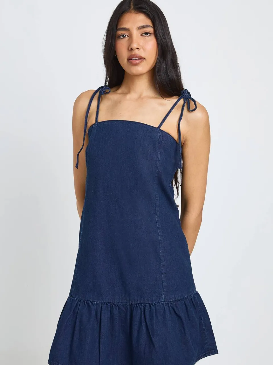 boohoo Dames Lange Denim Mini-jurk Met Bandjes En Verlaagde Zoom, foto 3