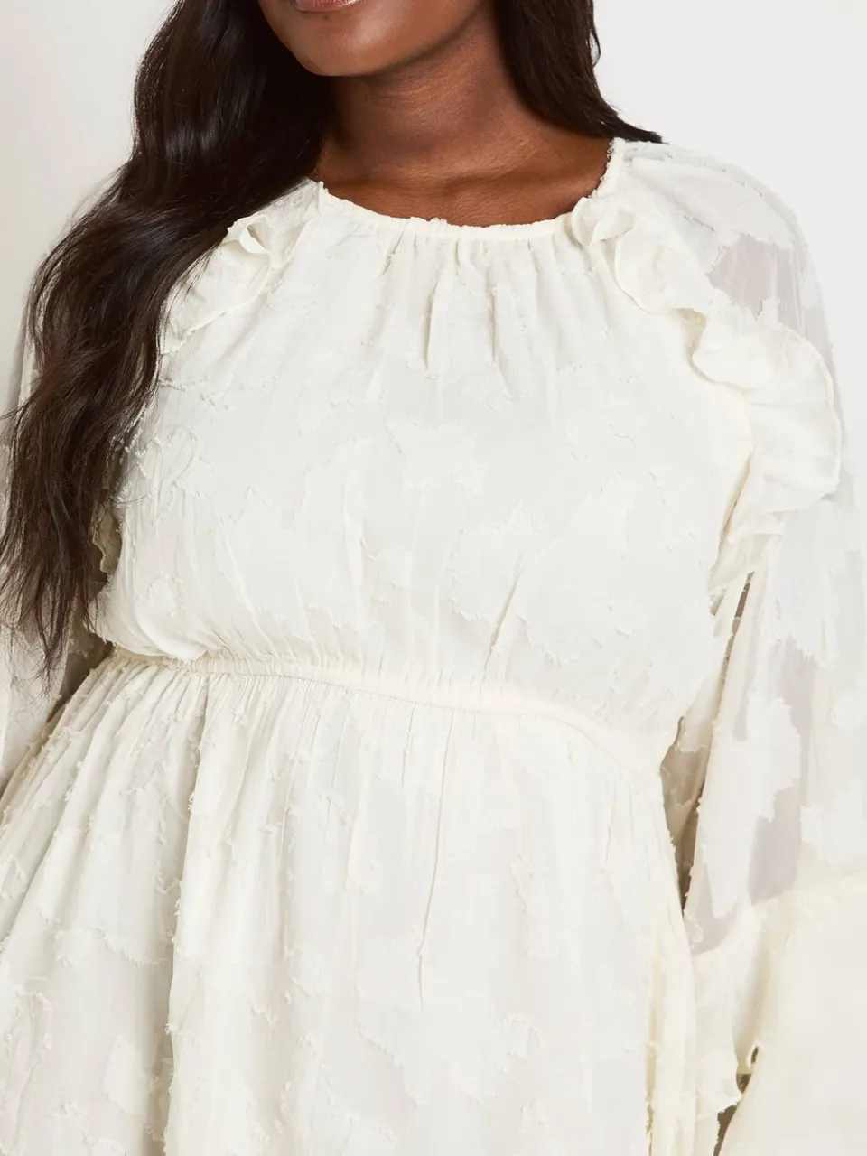 boohoo Dames Plus Burnout bloemenprint met ruches smockjurk ivoor, foto 4